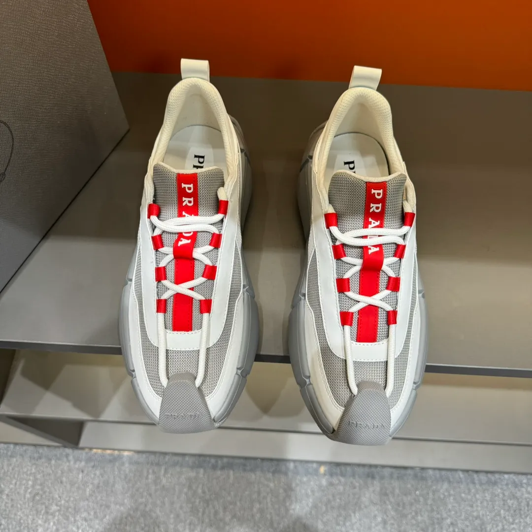P460 PRADA/Prada men's lace-up leather casual sports shoes, the upper is made of cowhide leather and breathable mesh. It is soft, comfortable and breathable. The tongue is decorated with the PRADA brand letter logo. The thick rubber sole echoes the red label tongue. The style is fashionable and elegant. The details are carefully crafted. A casual sports shoe with a super western style and excellent breathability! Code number 38-45 (45 customized)